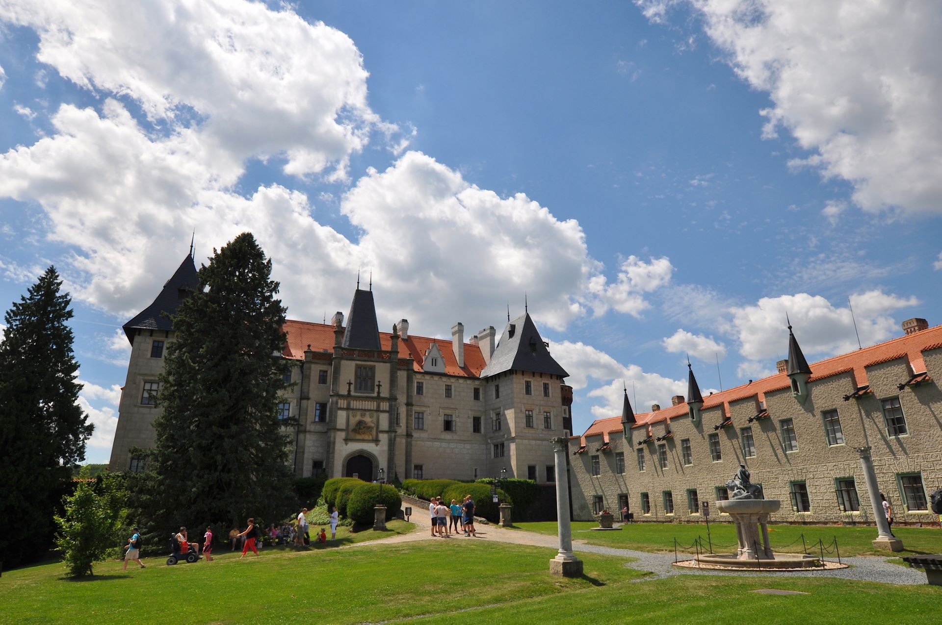 Zámek Žleby (deutsch Schleb) (Photo license: CC BY 2.0)